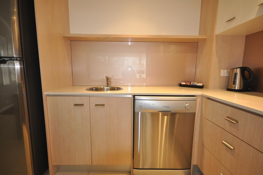 גולד קוסט Chancellor Lakeside Apartments מראה חיצוני תמונה