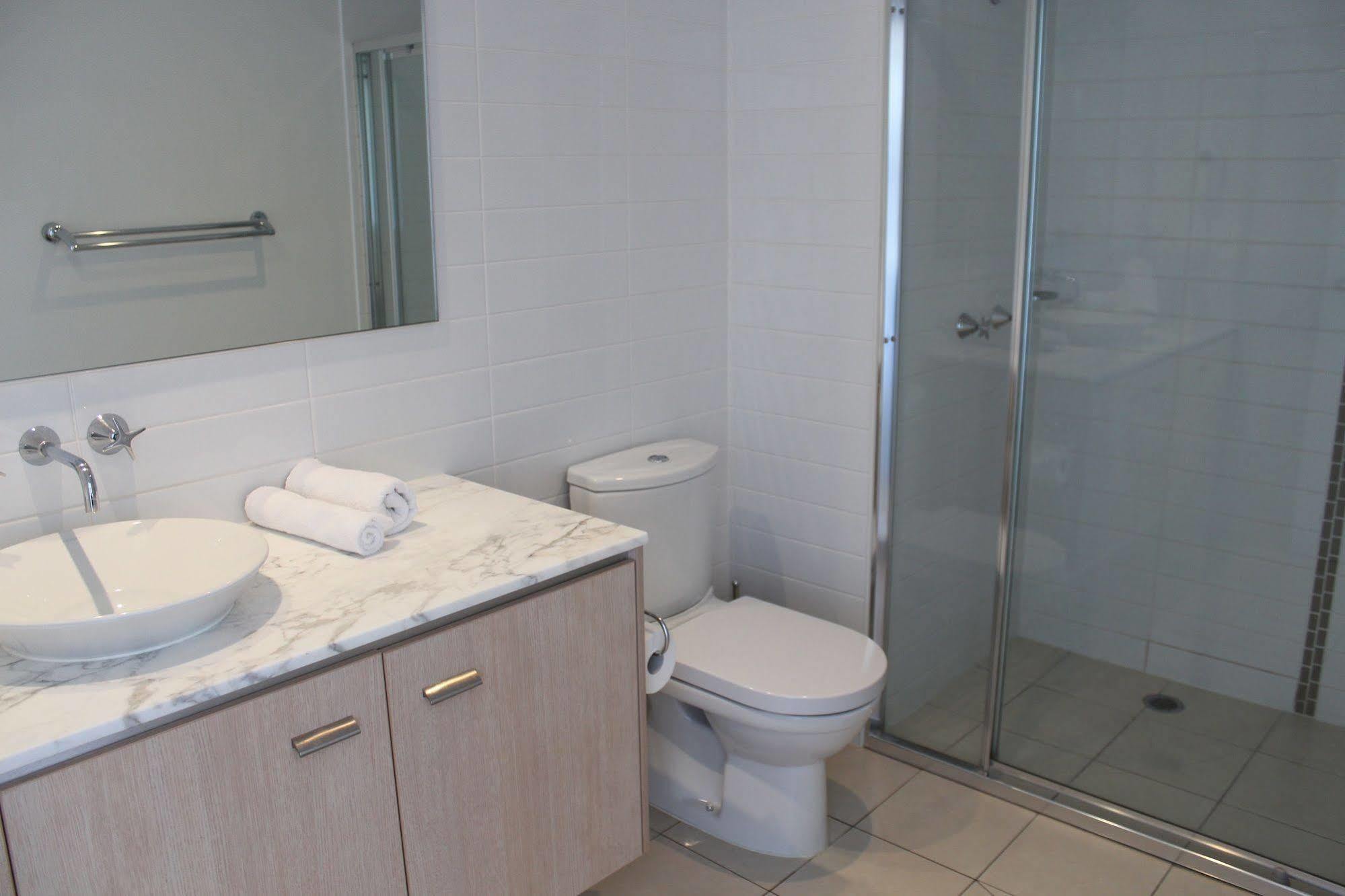 גולד קוסט Chancellor Lakeside Apartments מראה חיצוני תמונה