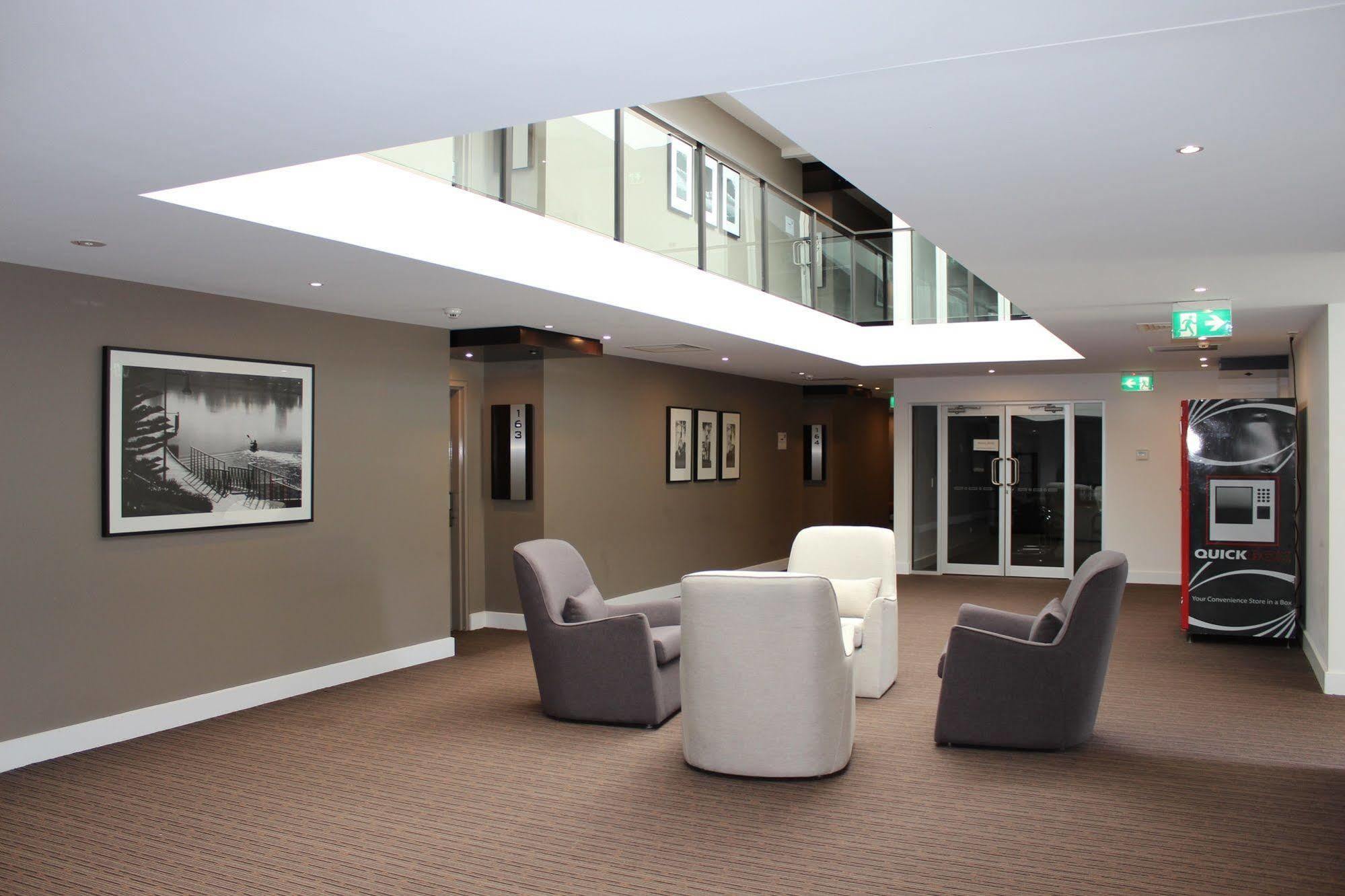 גולד קוסט Chancellor Lakeside Apartments מראה חיצוני תמונה