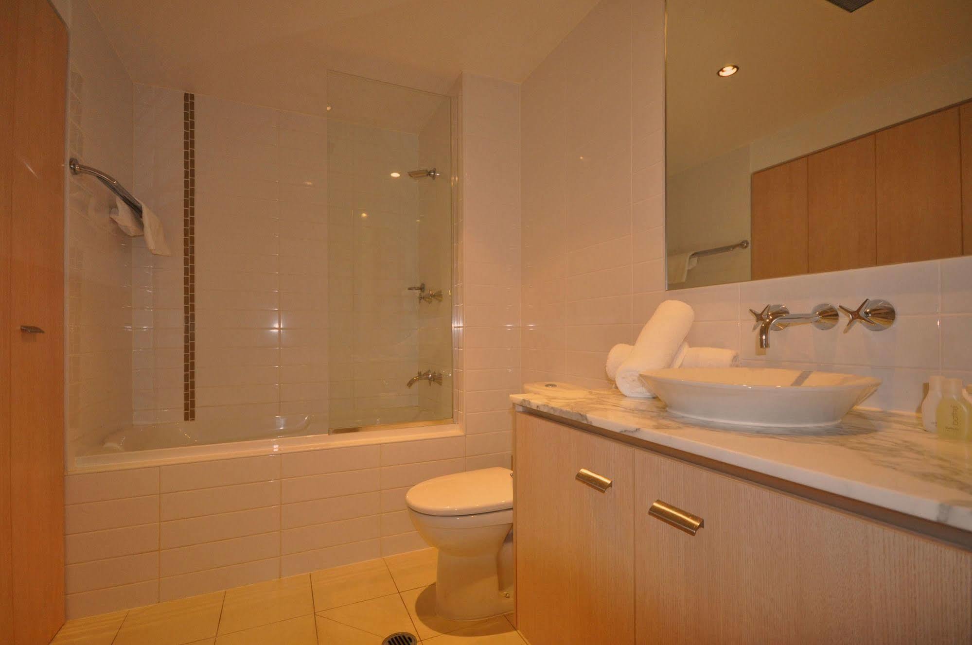 גולד קוסט Chancellor Lakeside Apartments מראה חיצוני תמונה